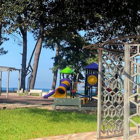Guest House Kobuleti On Aghmashenebeli Kültér fotó